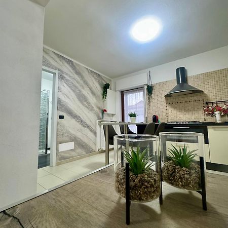Casa Alessio - Elegante Appartamento Nel Cuore Di チェザーノ・モデルノ エクステリア 写真