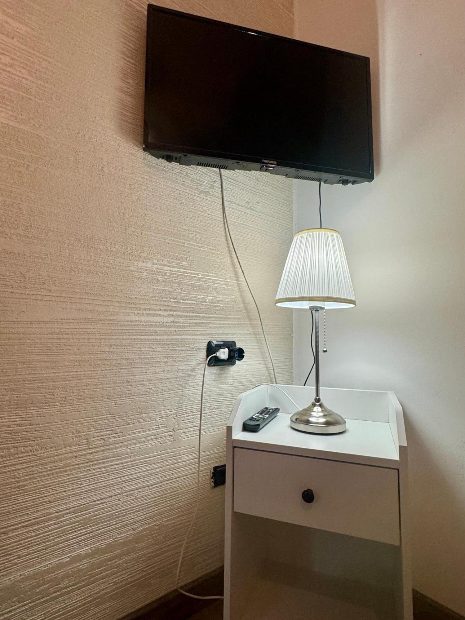 Casa Alessio - Elegante Appartamento Nel Cuore Di チェザーノ・モデルノ エクステリア 写真