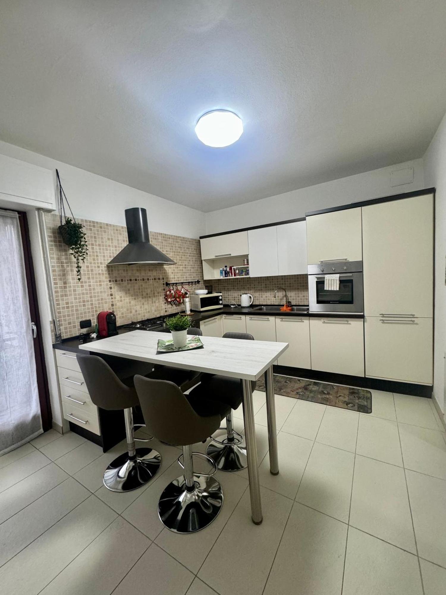 Casa Alessio - Elegante Appartamento Nel Cuore Di チェザーノ・モデルノ エクステリア 写真